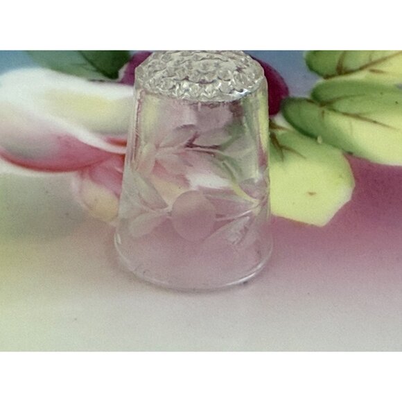 Vintage 40's lot Clear Etched Glass Thimbles Floral Leaves Berries - Picture 6 of 12